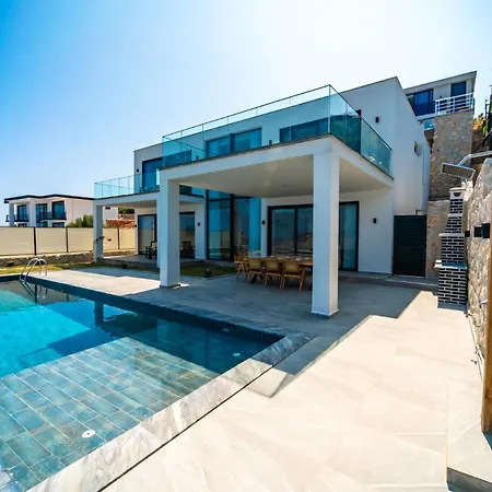 Deniz Manzarali Genis Tatil Villasi